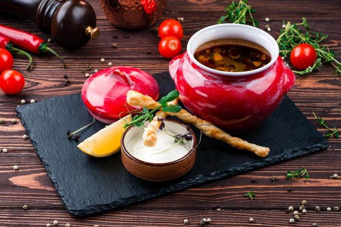 Готовим в горшочках: солянка с копчёностями, жаркое с курицей и тот самый жульен. Обложка © Shutterstock / FOTODOM / smspsy