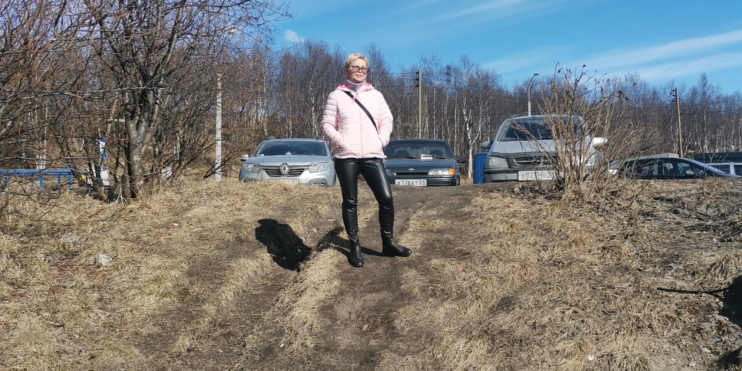 Сменить гардероб и мрачные очки