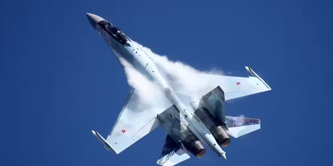 Вертикальный бросок на 800 км/ч: как Су-35С превзошел F-22 и F-35, используя тактику «невидимой засады»