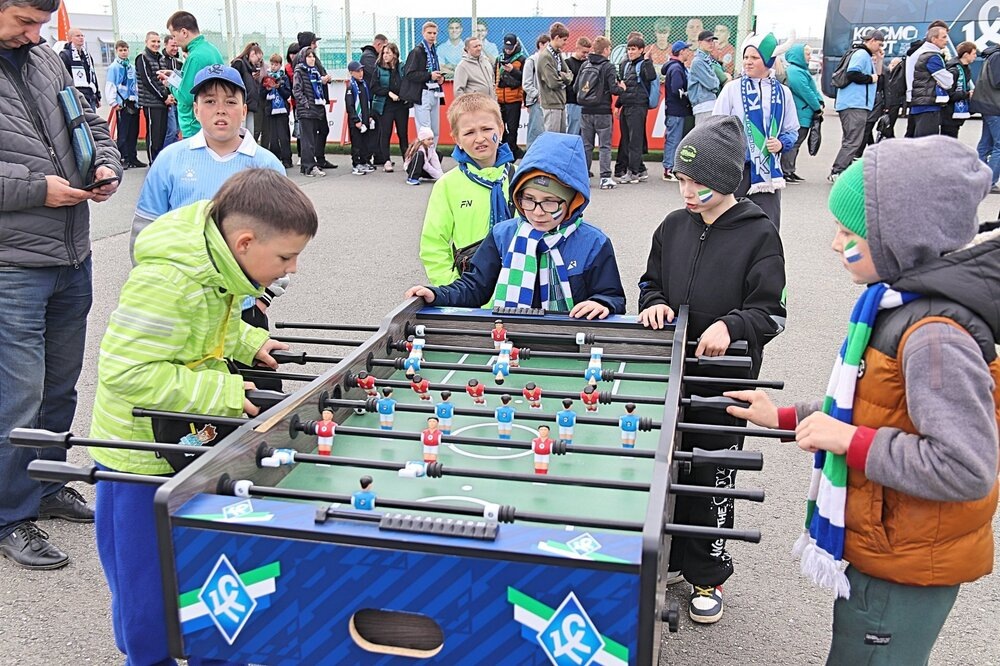 Юные болельщики охотно и азартно играли в настольные игры.