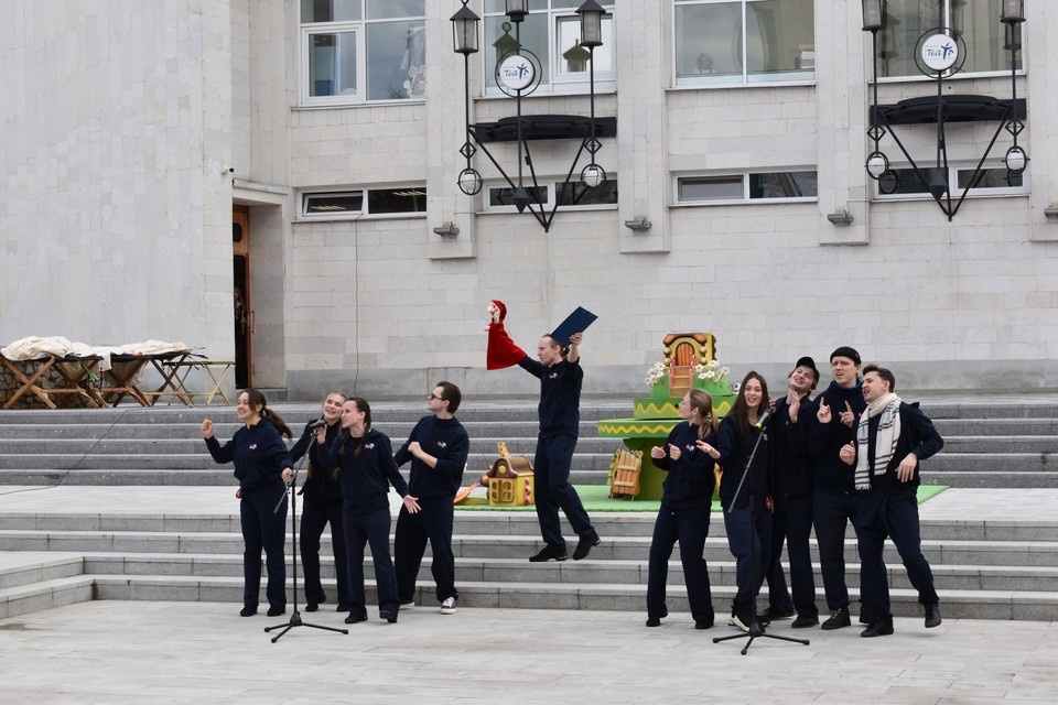    Актеры театра кукол подготовили для участников субботника культурную программу.