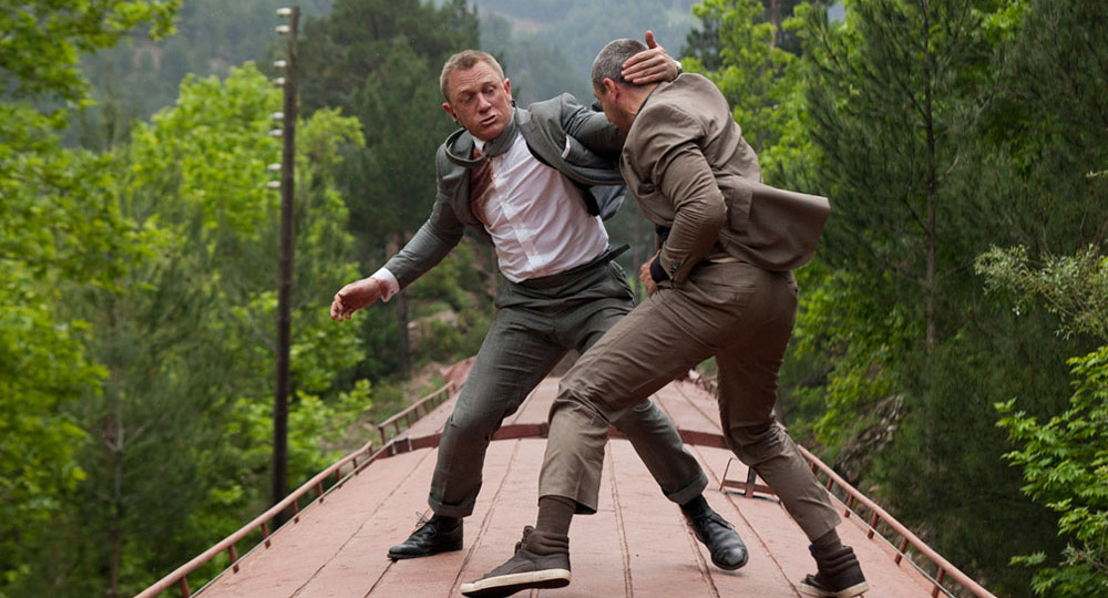 Почему рубашка героя всегда остаётся чистой