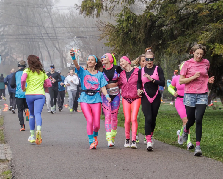     В парке «Боева дача» Курска 226 бегунов пробежали в стиле девяностых