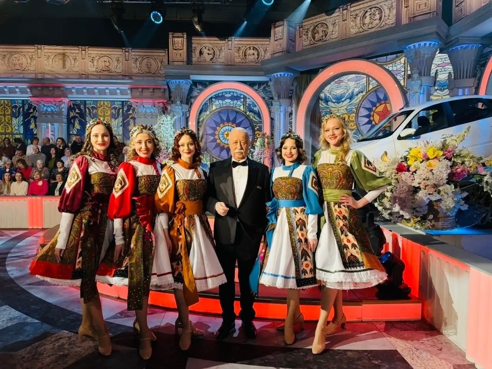    Пермский ансамбль вместе с Леонидом Якубовичем. Фото: Ансамбль «Воскресенье».