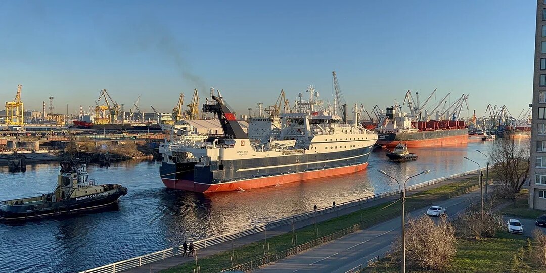 Редкие кадры: траулер (БМРТ) проекта СТ-192 «Капитан Юнак» в сопровождении буксиров в Морском канале отправляется на ходовые испытания