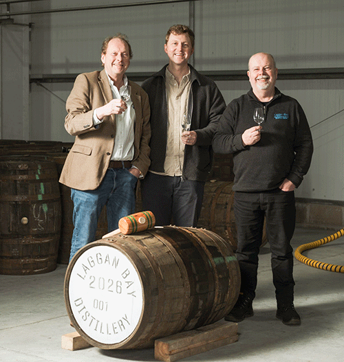 На фото (слева направо): Леонард Рассел, Том Рассел и Малкольм Ренни за наполнением первой бочки