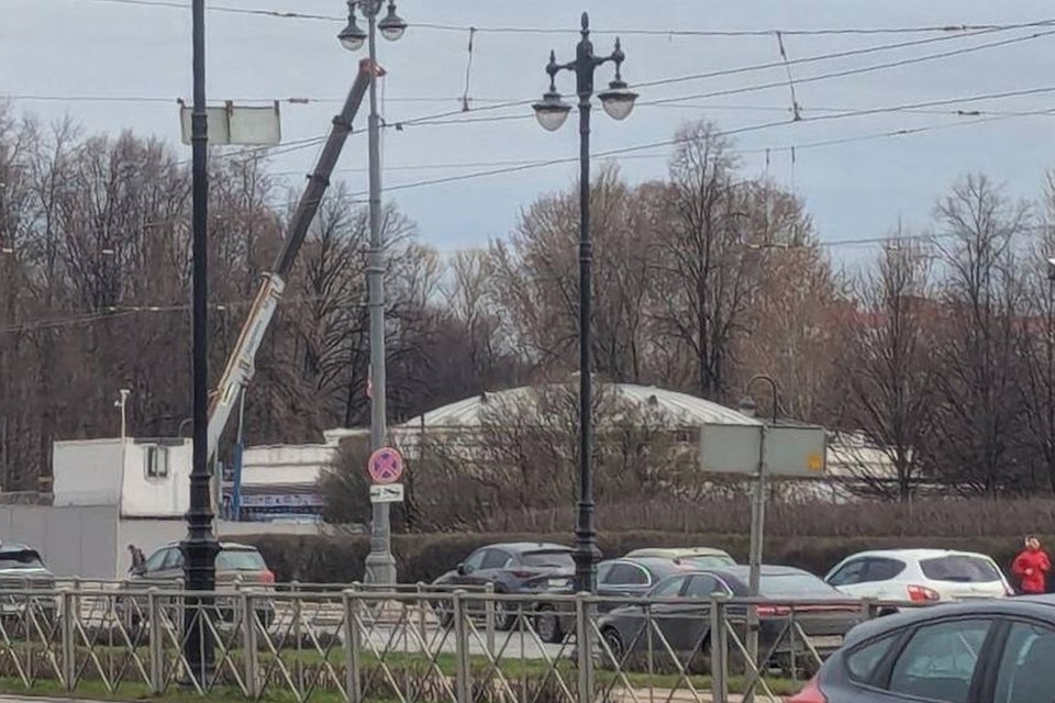    На месте работает автокран. Фото: t.me/podzemnik_spb