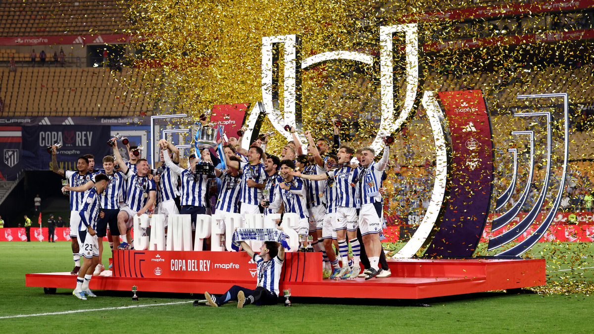 Реал Сосьедад поднимает Кубок Короля, после победы над Атлетико Мадрид.