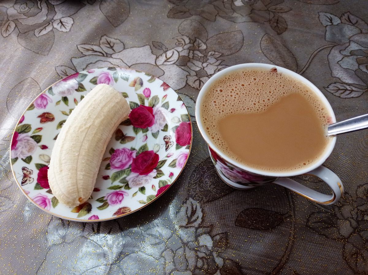 Так выглядит вся моя сладость – растворимый кофе без сахара и половинка банана