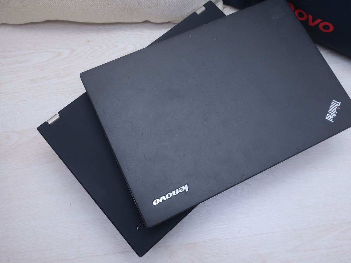 внизу ThinkPad X230, сверху X240