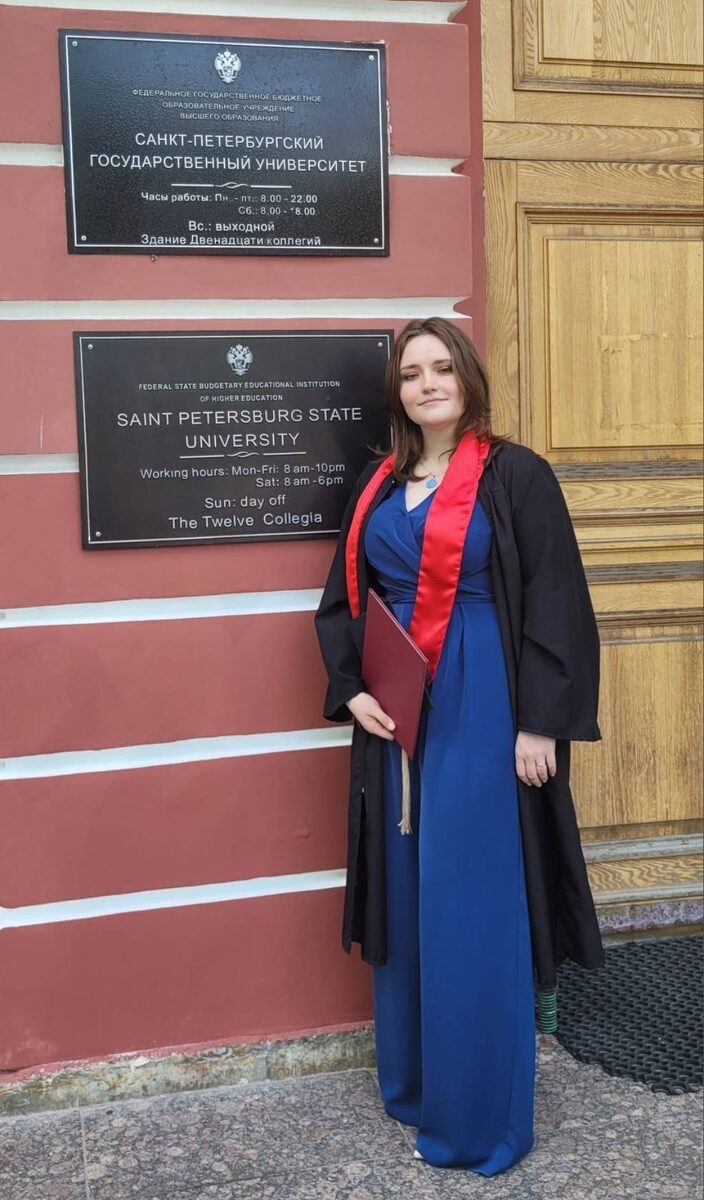    Ольга Хохлова была выпускницей кафедры цифровых медиакоммуникаций Санкт-Петербургского государственного университетаСоцсети