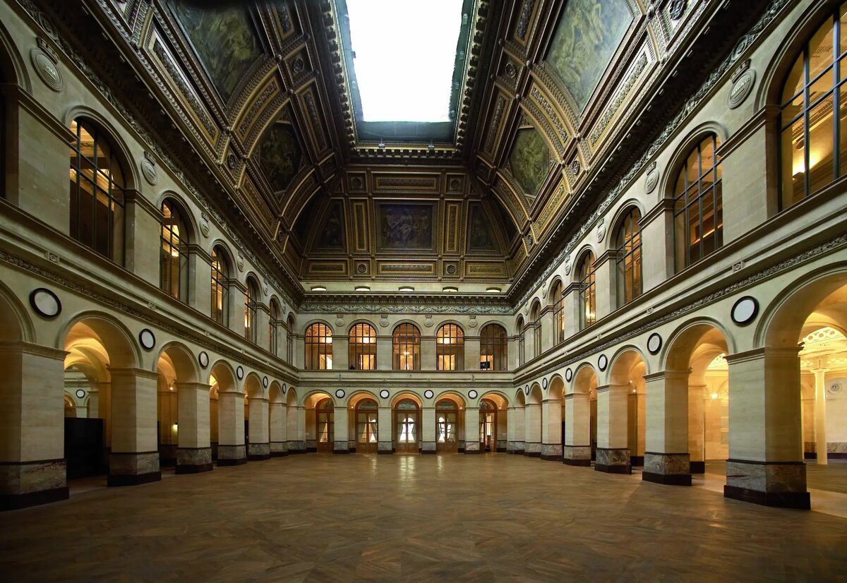 Место проведения выставки - дворец Броньяр (Palais Brongniart). Легендарное здание бывшей фондовой биржи на Place de la Bourse