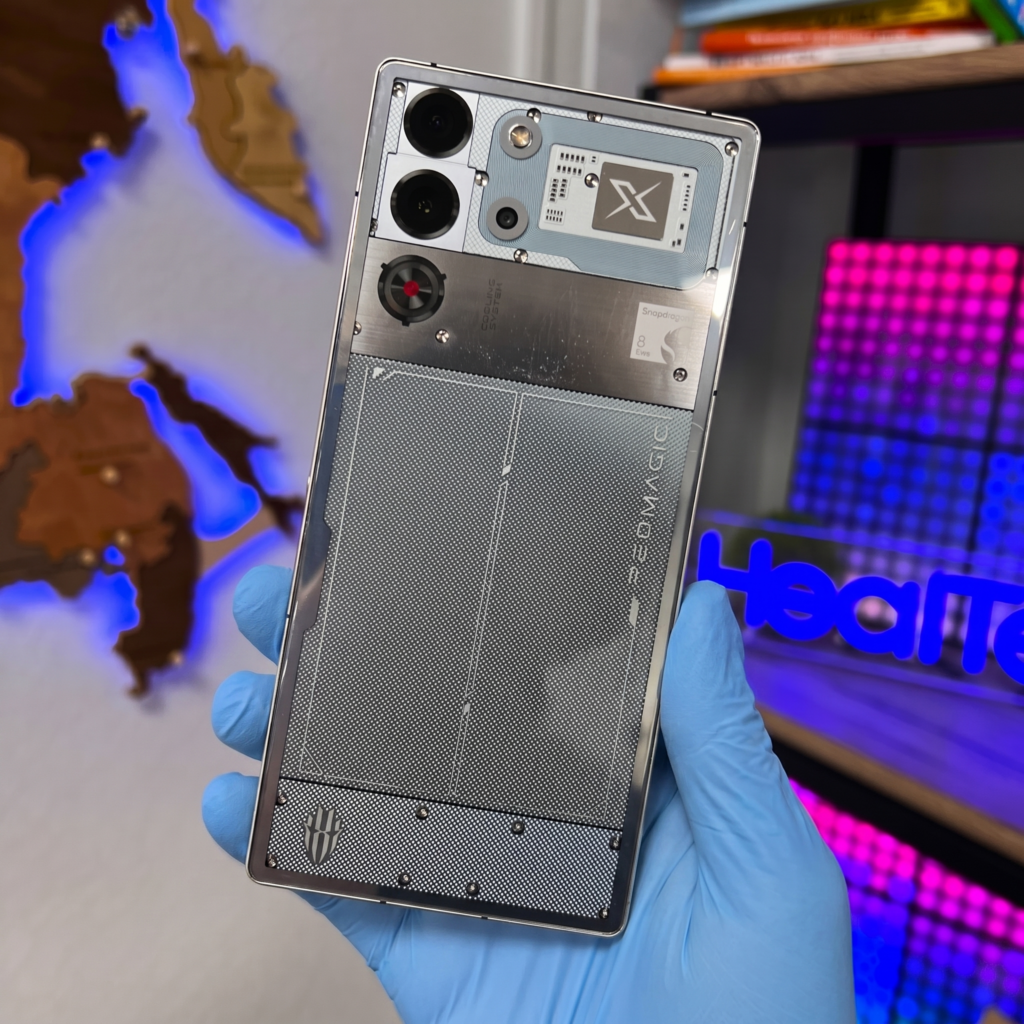 Задняя крышка телефона прозрачная — под ней хорошо видны декоративные защитные экраны и система активного охлаждения