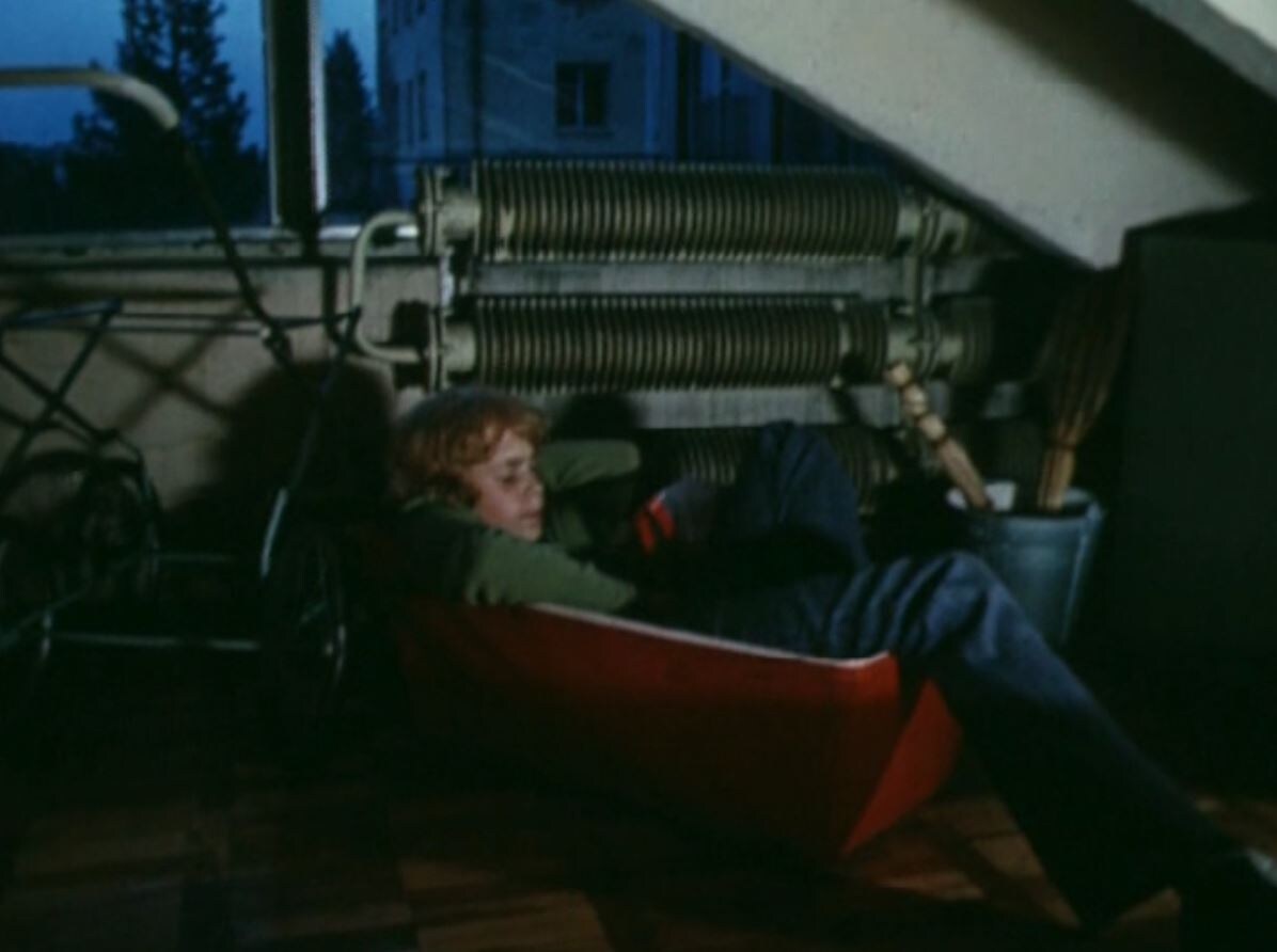 Кадр из фильма "Приключения Электроника"