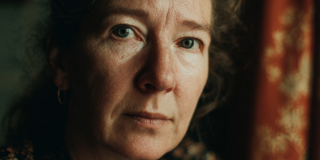 В день моего 60-летия дочь подарила мне конверт и сказала — мама, прочти только когда меня не будет в комнате