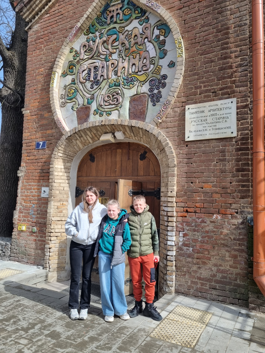 Здание музея авторства Сергея Малютина - художника, иллюстратора, архитектора и прочая и прочая.