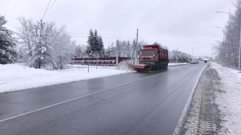 93 единицы техники вывели дорожники для борьбы с гололедицей в Кировской области