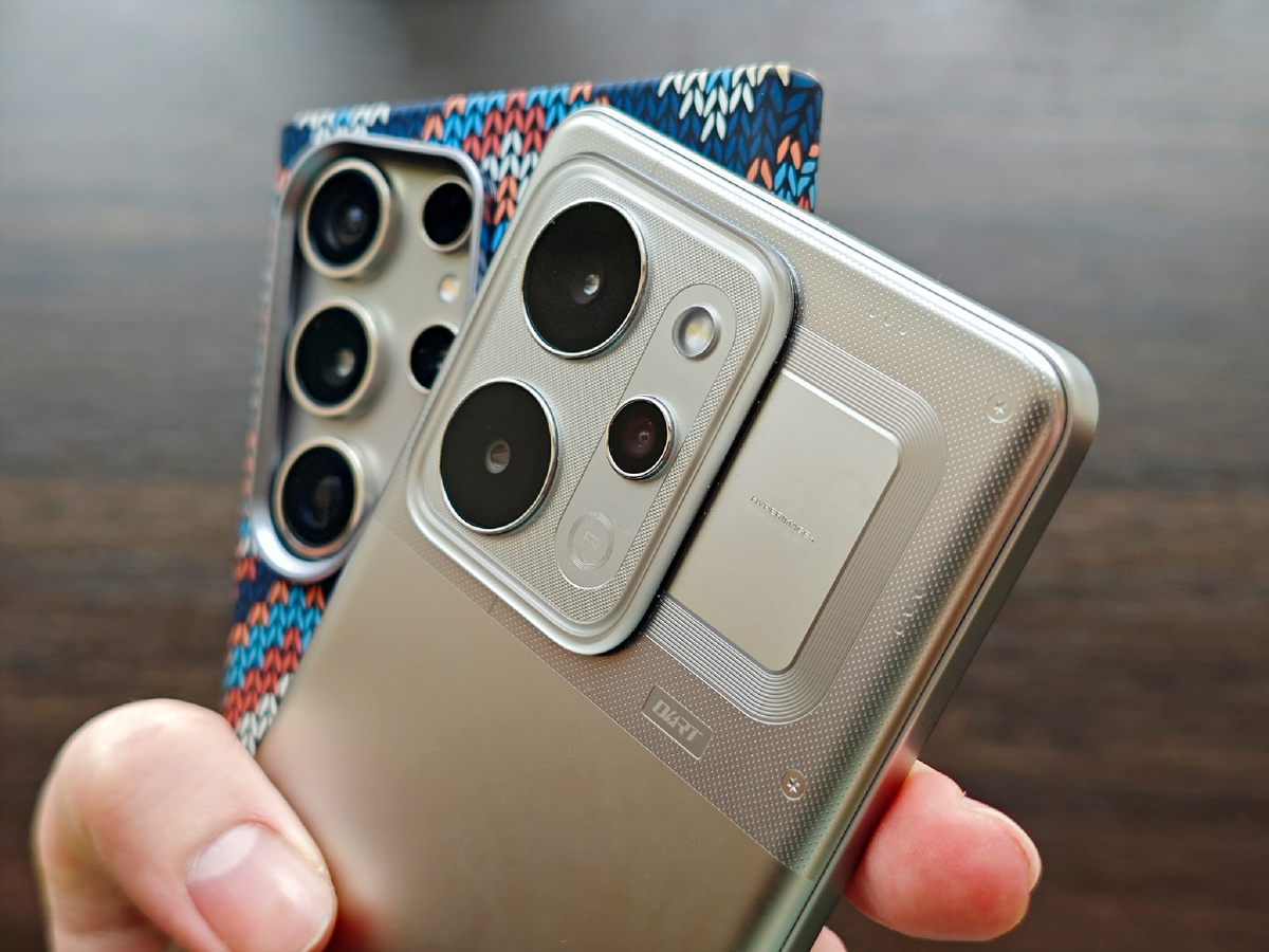 В этом цвете дизайн с намёком на прозрачность выглядит интересно. 