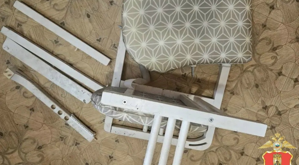 Житель Западной Двины избил жену стулом и угрожал убить