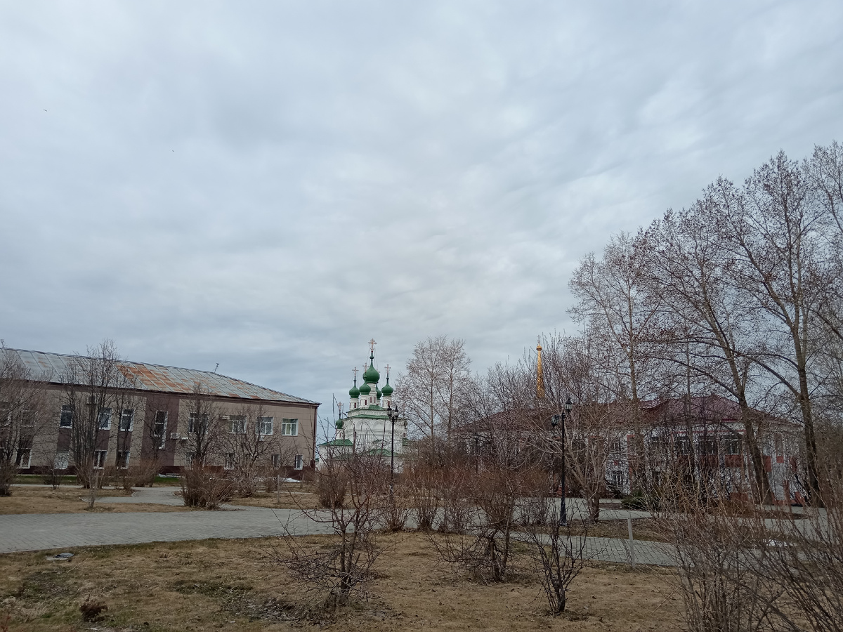 Пустынный утренний город.