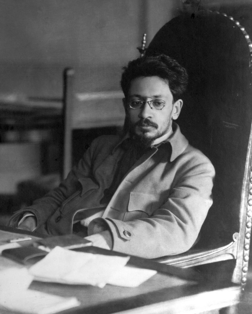 Свердлов Яков Михайлович (1885-1919) - один из лидеров большевиков. Окончил 4 класса гимназии. Член РСДРП с 1901 года, большевик. Вел партийную работу в Поволжье и на Урале, в Москве и Санкт-Петербурге. Член ЦК РСДРП-РКП(б) с 1912 года Не раз арестовывался и ссылался. В 1917 году заведовал Секретариатом ЦК, был одним из руководителей Военной организации при ЦК и ПК РСДРП(б). Член Военно-революционного комитета и Партийного центра по руководству восстанием. С 8 ноября председатель ВЦИК, председатель комиссии по составлению проекта первой советской Конституции 1918 года, инициатор создания Школы агитаторов и инструкторов при ВЦИК, с 1919 года преобразованной в Коммунистический университет имени Свердлова. В марте 1919 года простудился, выступая на митинге в Орле, и через несколько дней умер.