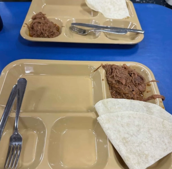 "Фотография, опубликованная морским пехотинцем США, дислоцированным на борту эсминца USS Tripoli, показывает питание, которое получили военнослужащие на борту"