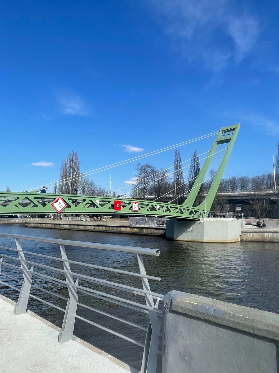 Вид на Философский мост со стороны музея Мирового океана