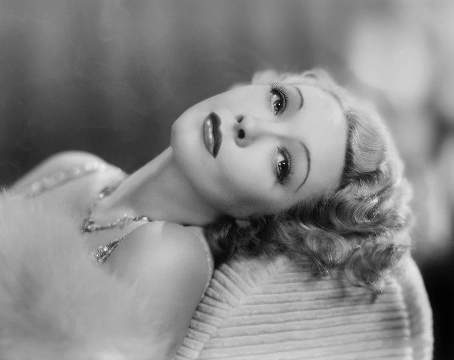 Хелен Твелветрис в фильме "Люди в укрытии", 1939 год.