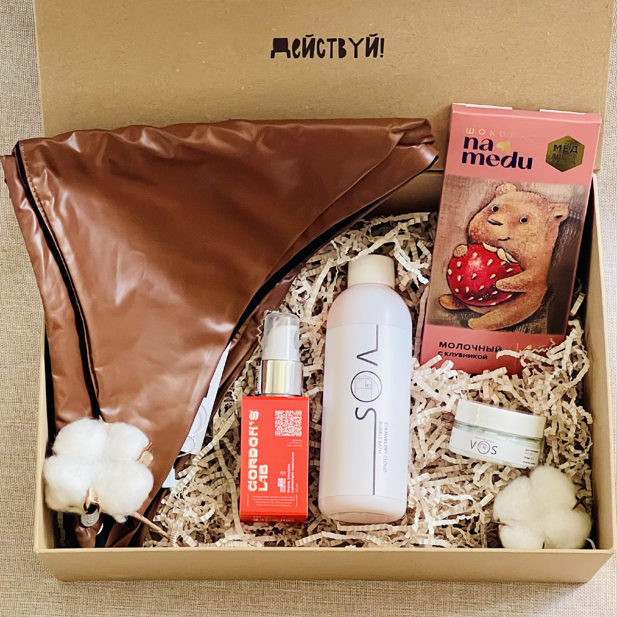 Подарочный бьюти-набор bubobox «С чувством вкуса» с уходовой косметикой, шоколадом и весенней косынкой