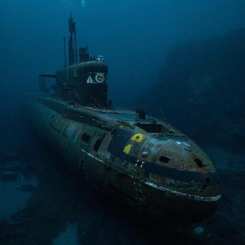 Атомная подлодка К-219 на затонувшем дне Баренцева моря, с видимым корпусом и радиоактивными отметками.