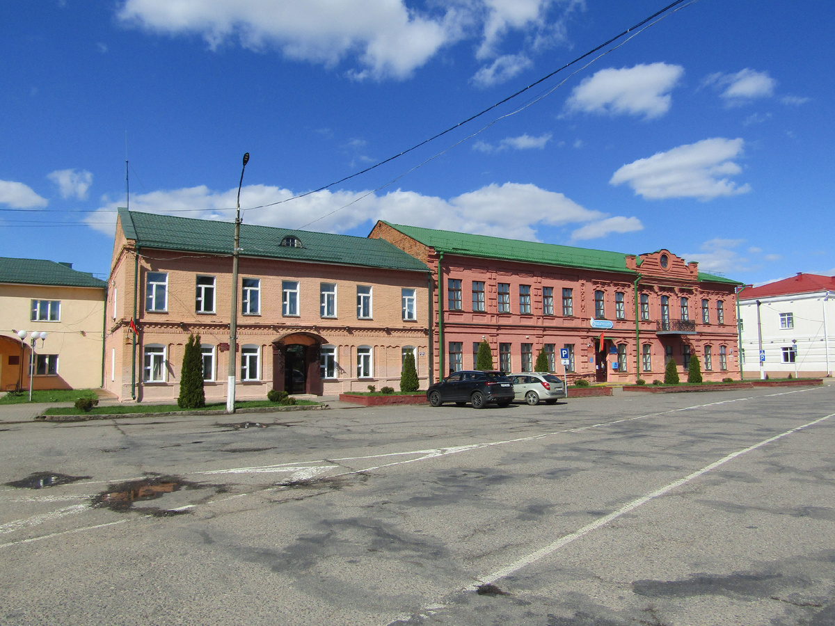Рядовая застройка на площади - микс уездной со сталинской