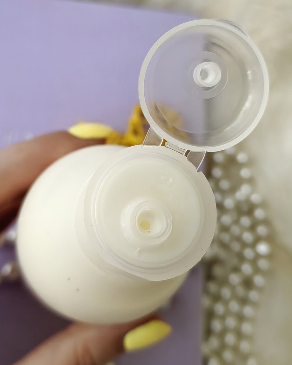 Молочко для тела от бренда "Cottage", крышка