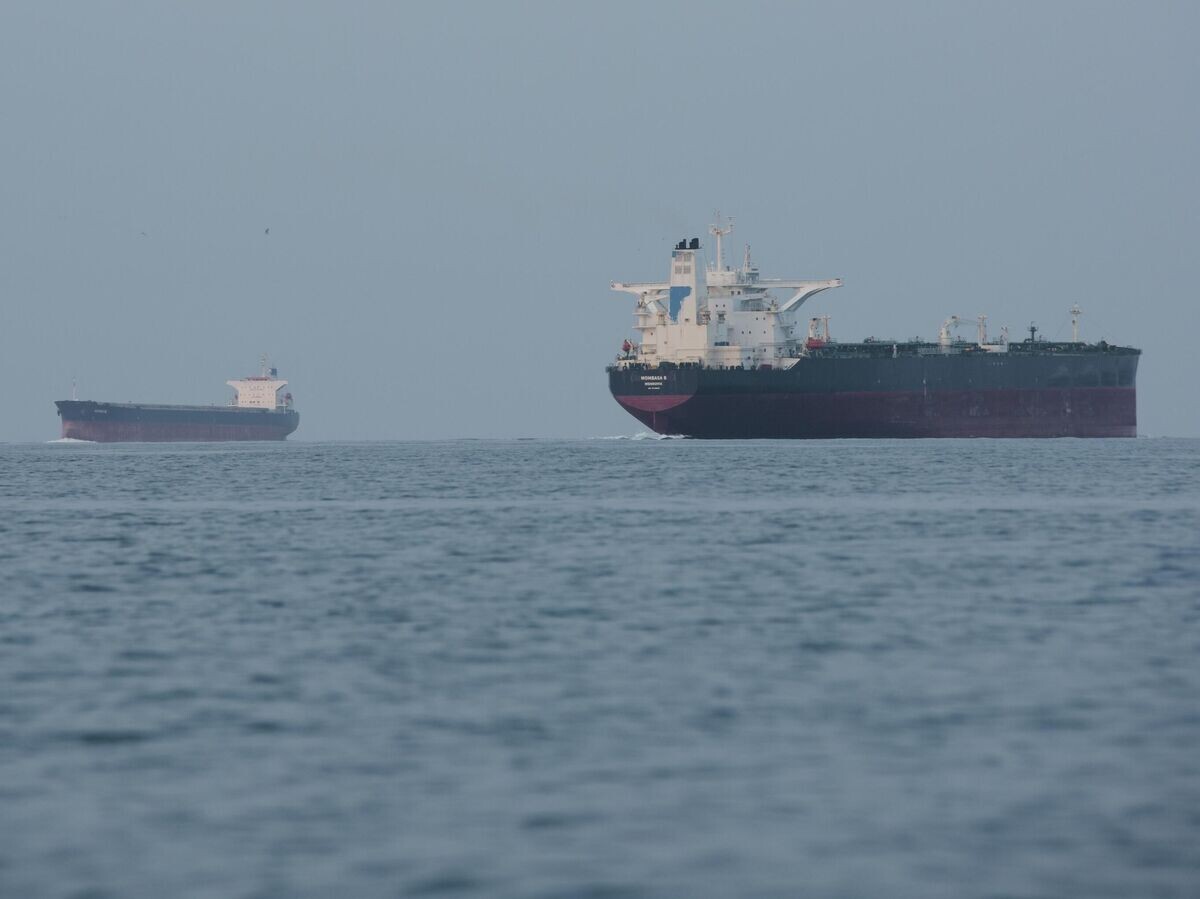    Танкеры в Ормузском проливе у побережья острова Кешм, Иран | © AP Photo / Asghar Besharati