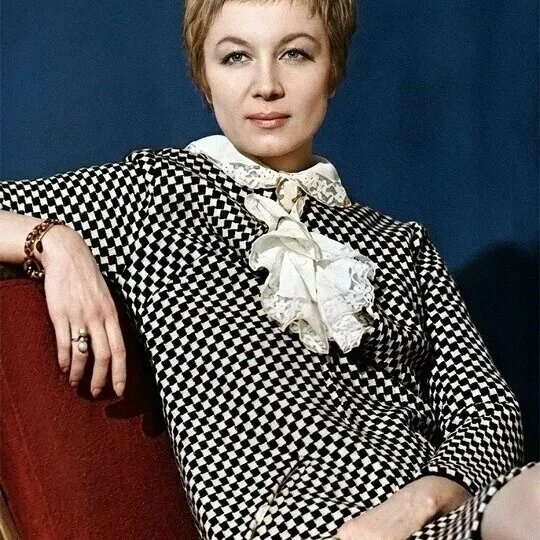 Зачем мне забивали голову всякой классической поэзией? - Говорила одна девица другой. - Мне она ни разу в жизни не пригодилась!