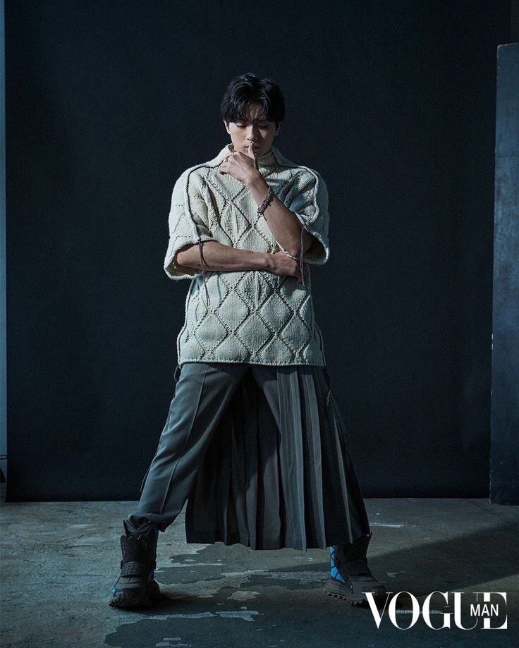 Это Диор. Нынче модно мужчинам брюки с юбками носить.