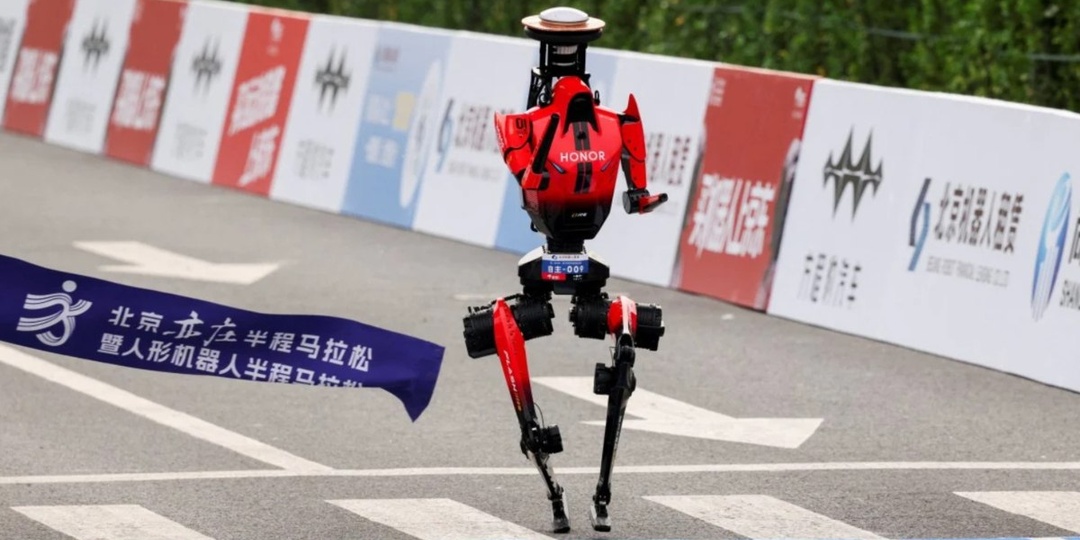 В Пекине прошёл полумарафон среди человекоподобных роботов — победителем стал робот от Honor
