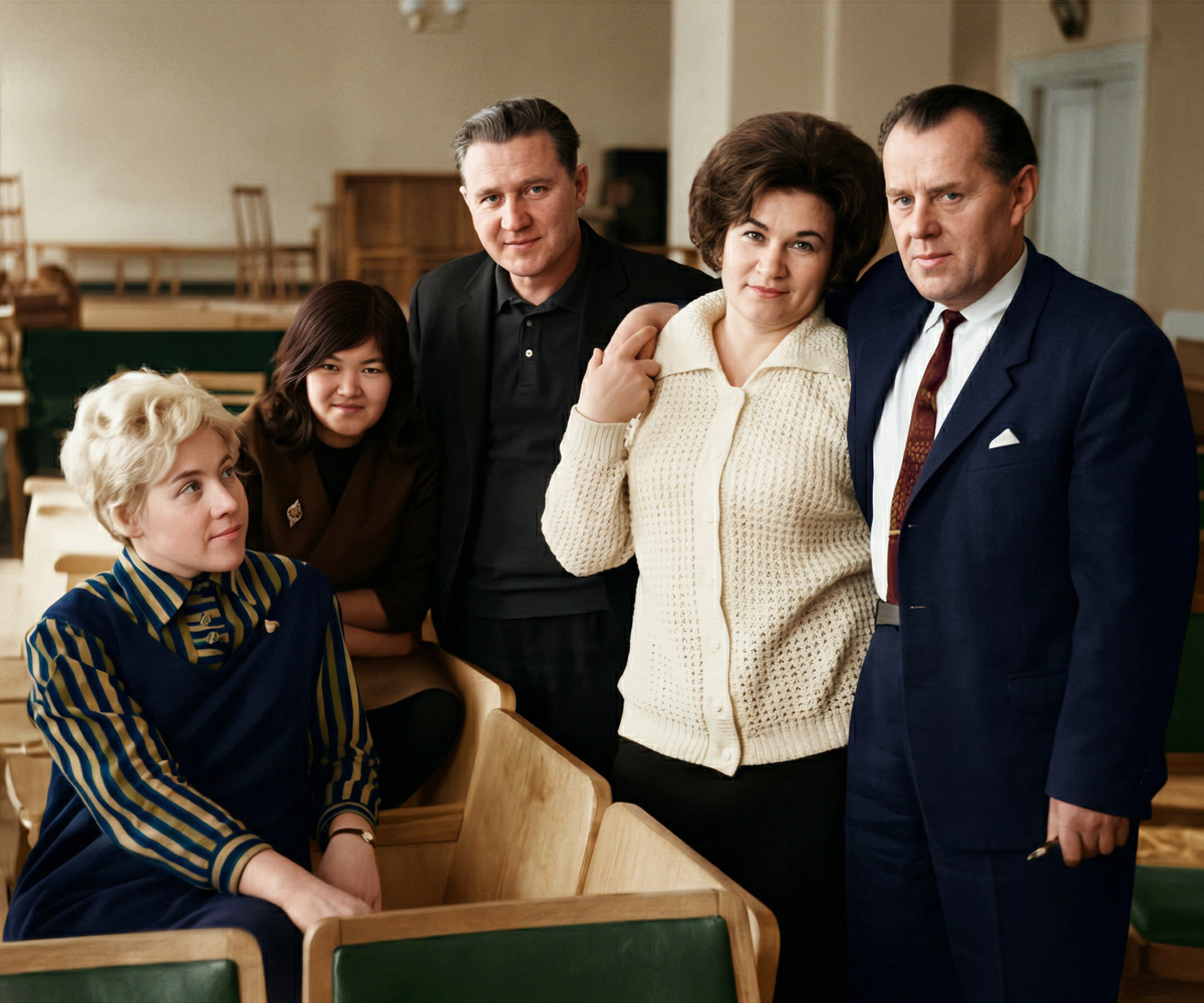 После концерта. С. Никифорова, Л. Беднякова, В.Охотников, С. Калинина, Д.Рачинский. 1968 г.