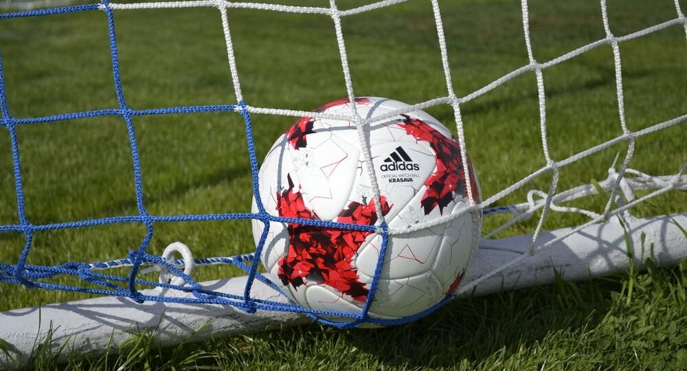 Футболисты «Салюта» уступили раменскому «Сатурну», играя в большинстве