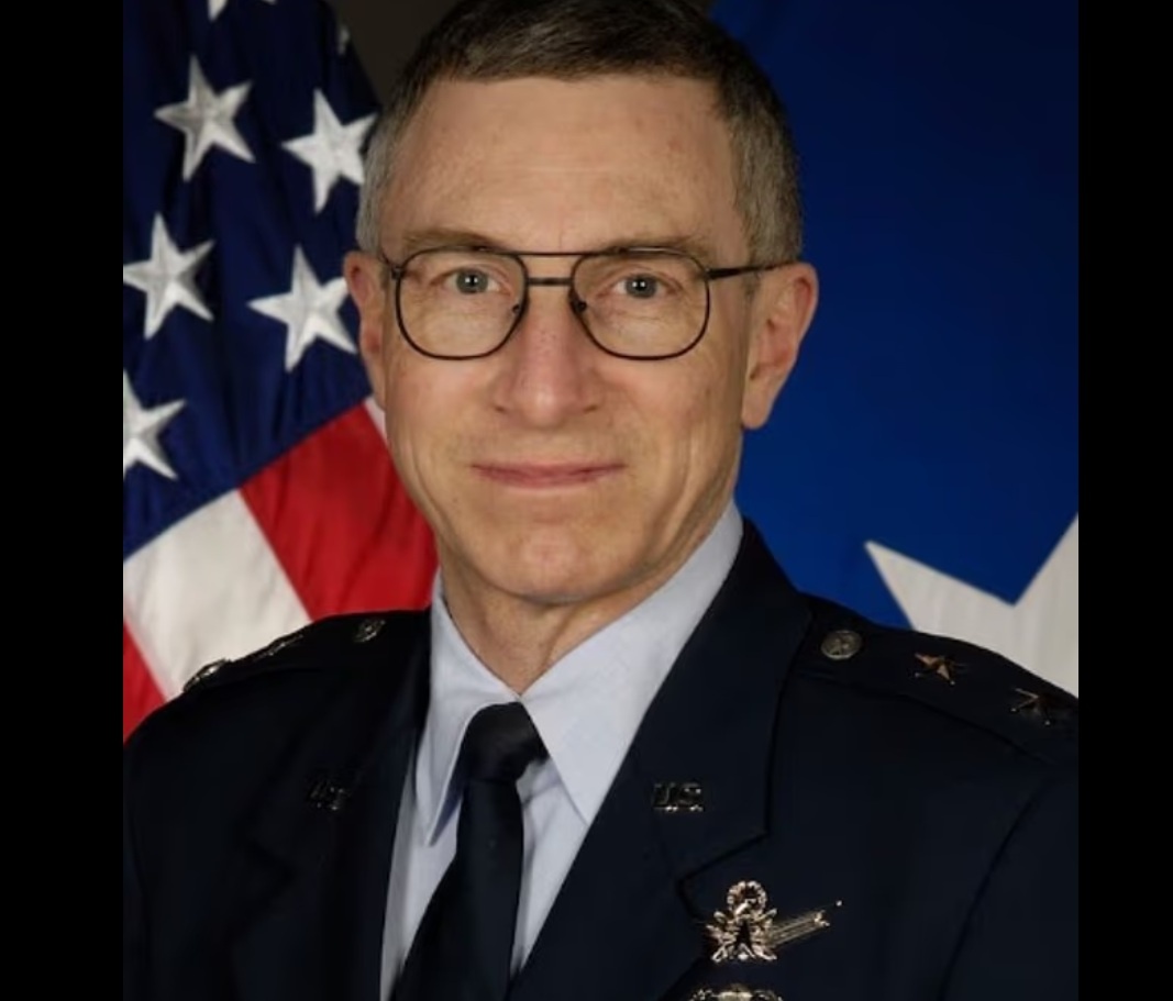 Над секретной базой Райт Паттерсон засняли группу странных объектов сразу после того как её бывший руководитель внезапно покинул инфополе