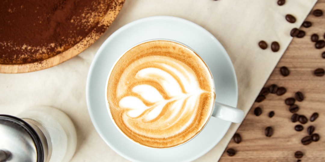 Диетолог объяснила, зачем на самом деле подают воду к кофе