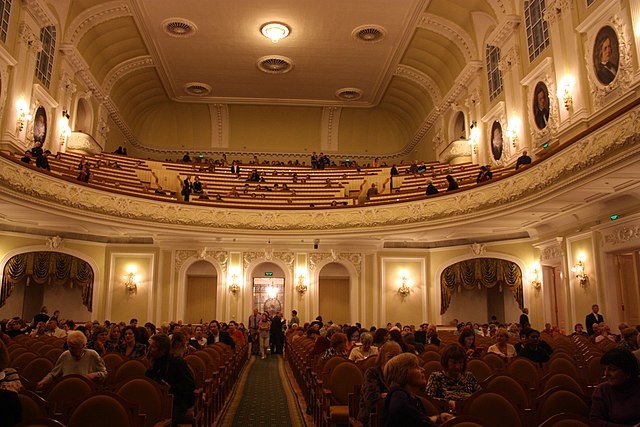 Интерьер Большого зала Московской консерватории.
Фото: Olga Kuzh / Wikimedia Commons / CC BY-SA 3.0