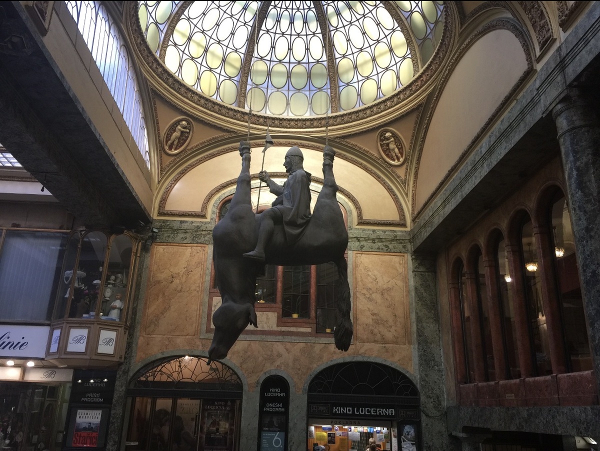 Пассаж Люцерна в Праге — место, где искусство умеет удивлять: перевёрнутый конь (скульптура Давида Черного) будто бросает вызов привычной реальности.