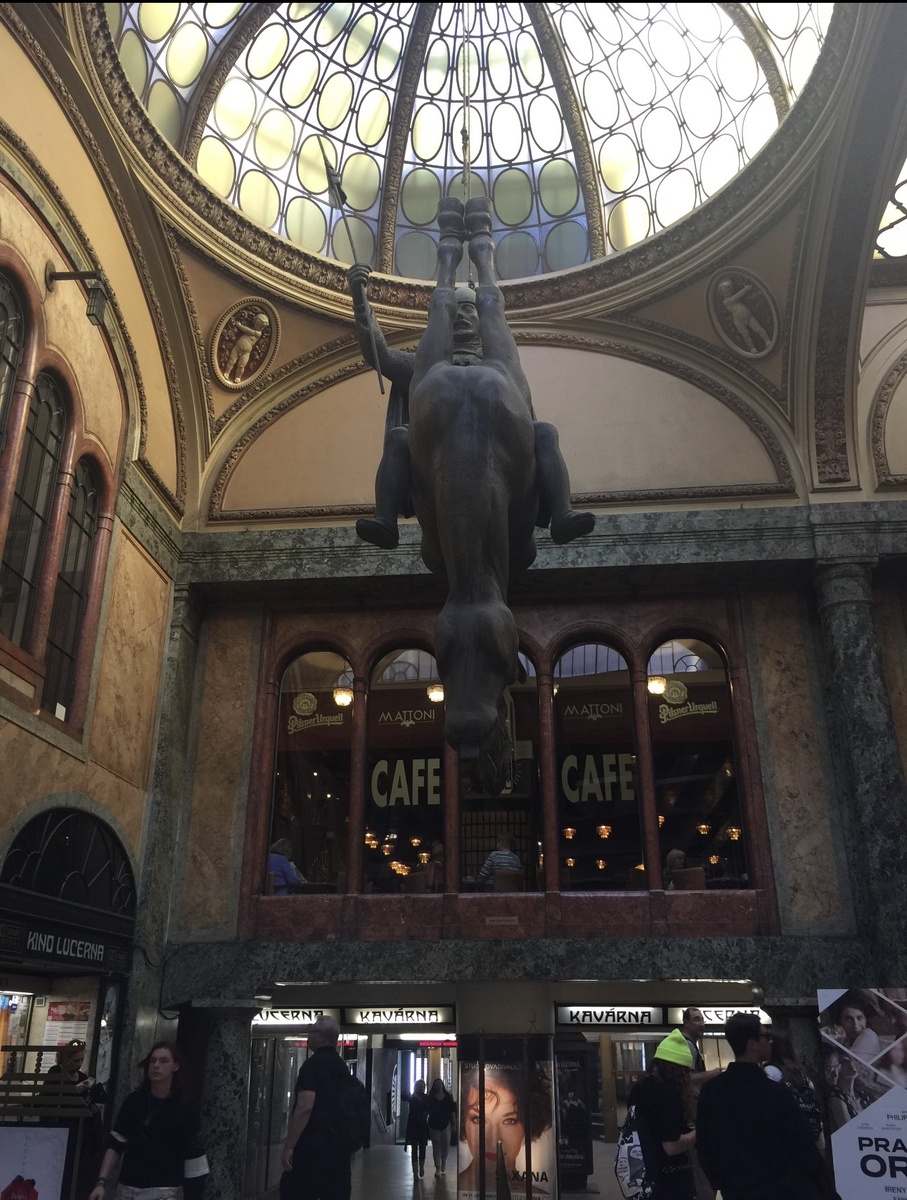 Если вдруг кажется, что вы всё уже видели в Праге — загляните в пассаж Люцерна. Там реальность перевёрнута буквально.