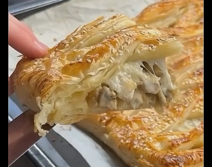 Пирог "Семейный уют": курица, грибы и тягучий сыр в хрустящем тесте. Исчезает со стола за 10 минут!