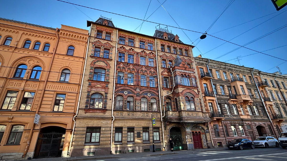 Этот дом сразу узнаете, он очень красивый