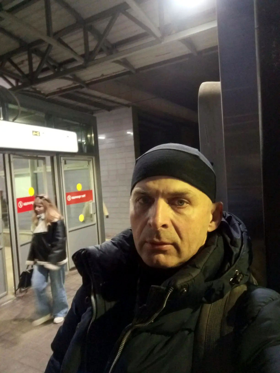 Думал, что поставить на заставку. Решил: пусть будет фото автора на станции метро — ведь станция тоже символизирует начало пути.