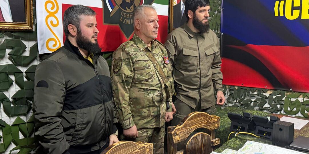 Руслан Алханов посетил бойцов полка "Север-Ахмат" и вручил почётные награды