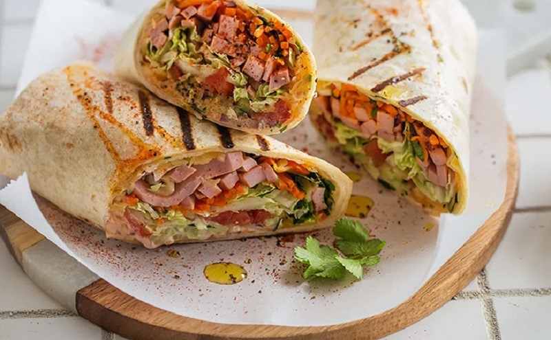 Домашняя шаурма без лишних хлопот: как быстро приготовить сочный рулет из лаваша