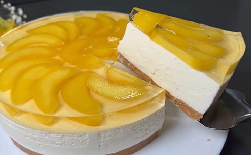 Идеально нежный персиковый торт к чаю за минимум времени: простой рецепт без выпечки