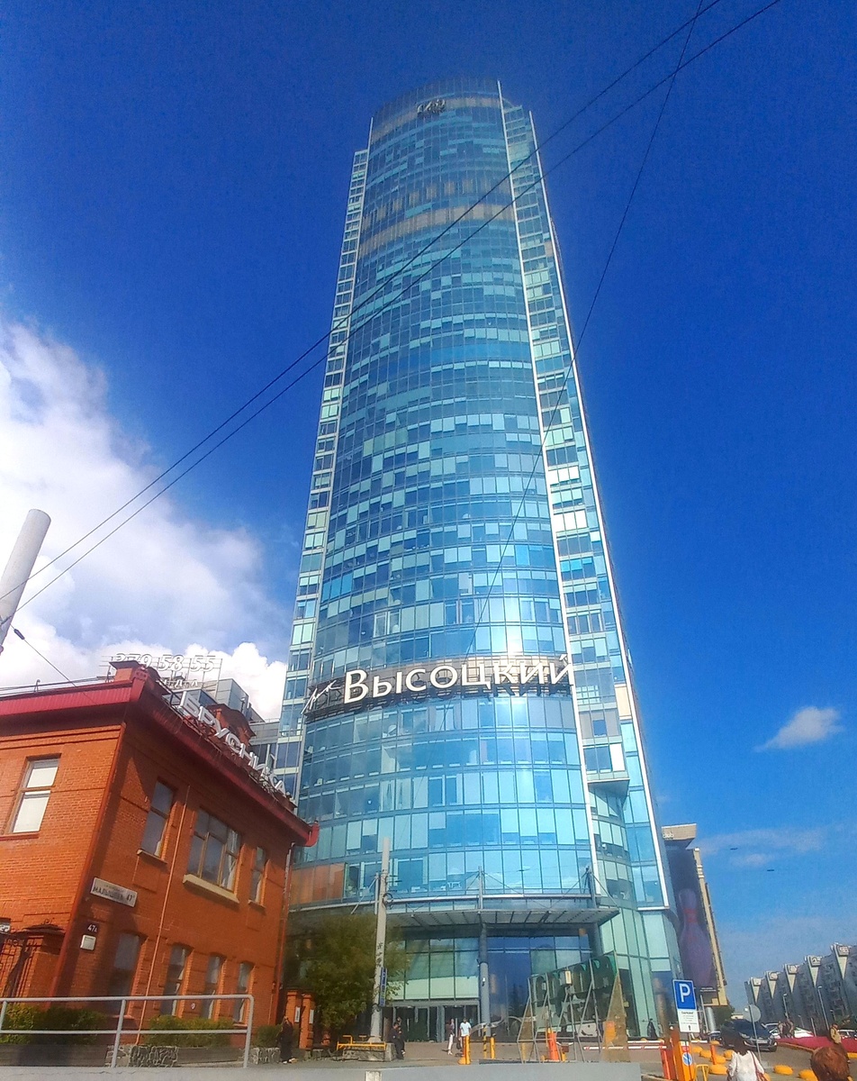 Здание имеет 54 этажа, его высота 188,3 метра. 